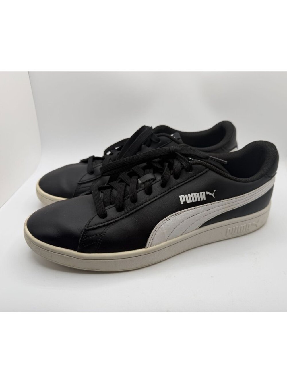 Puma Smash V2 Sneakers Men Size 11 Black White Leather Classic Low-Top Shoes